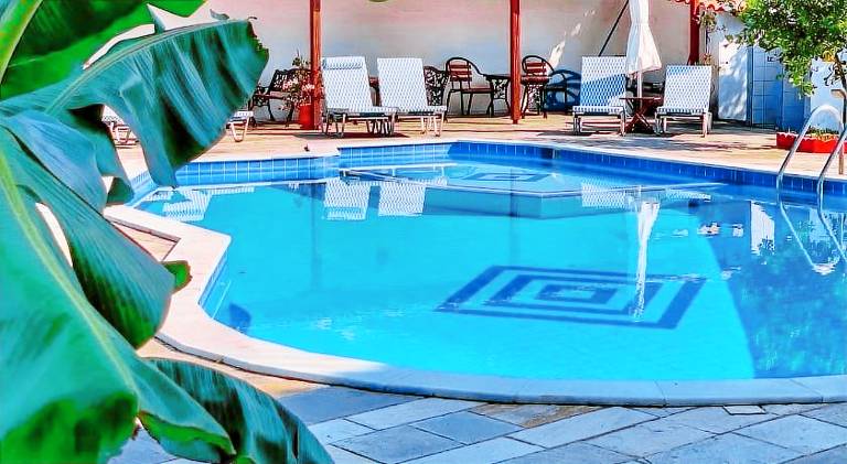 Serviced apartment with patio, garden & pool — photo 5