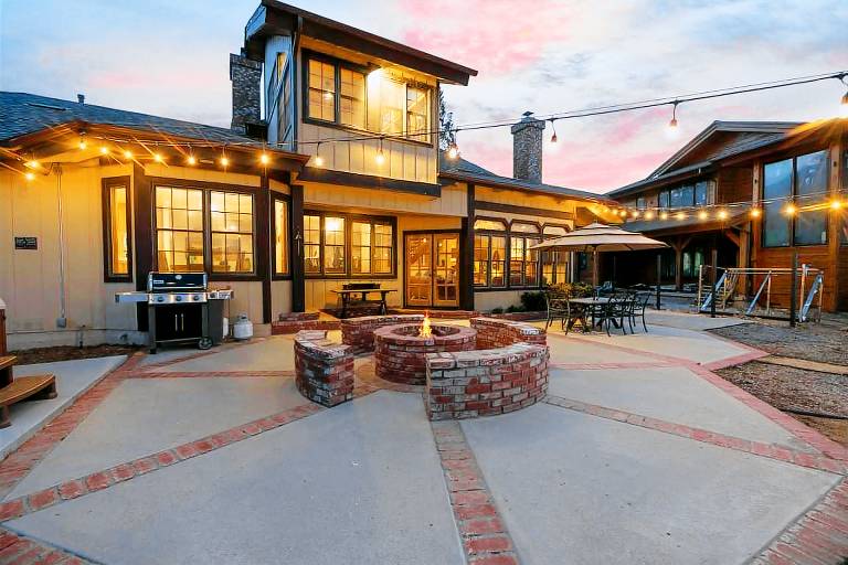 Lakefront Chalet. 4 Bdrm Home with Hot Tub. Fire Pit. Dog Friendly. — photo 4