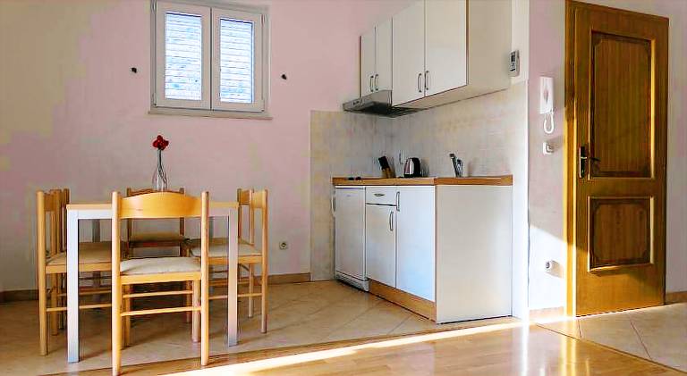 Apartment with patio & garden | Beach nearby | Suitable for remote work | Pets allowed — photo 4