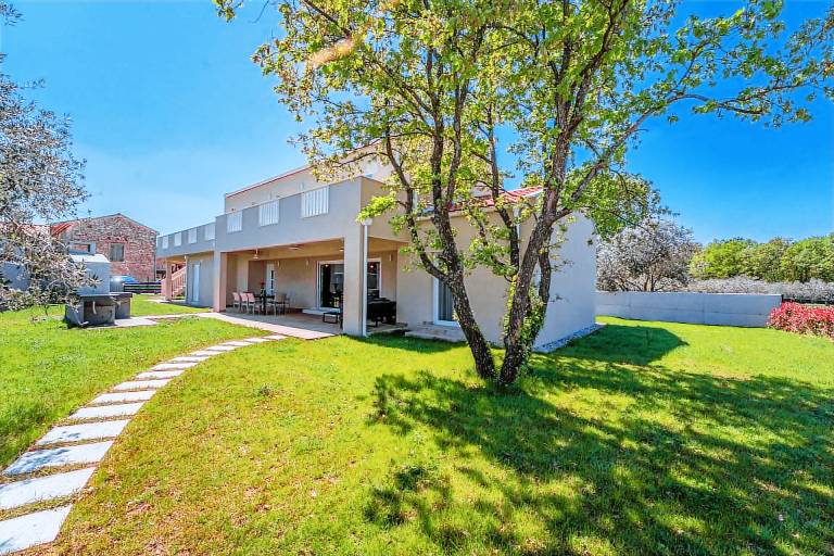 Villa with garden, sauna & BBQ | Pool view — photo 3