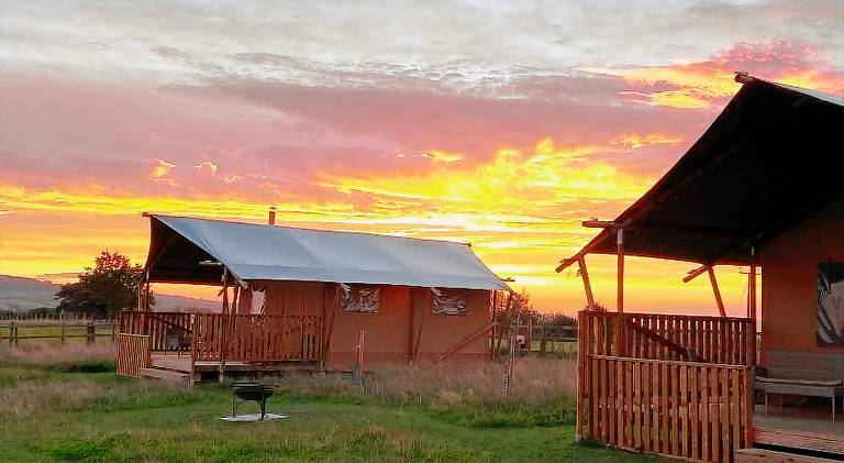 Beautiful tent with barbeque | Pets are welcome in Tewkesbury