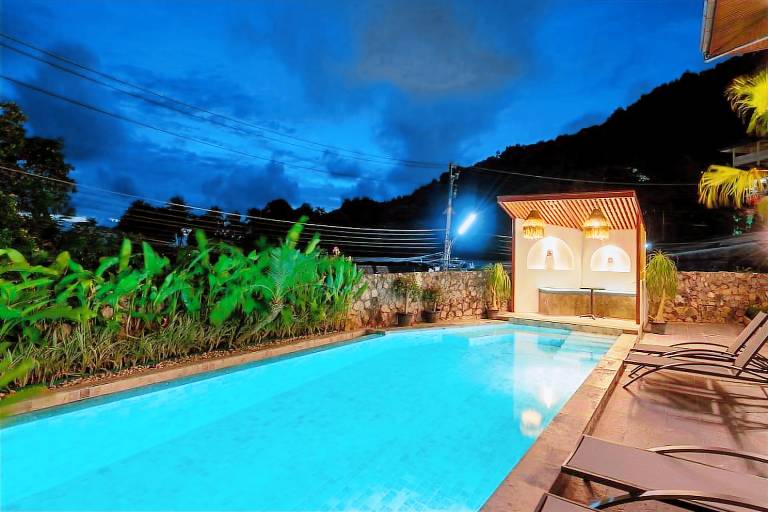 Fully equipped ample vacation home with patio, hot tub & yard | Perfect for remote work | Pets are welcome — photo 4