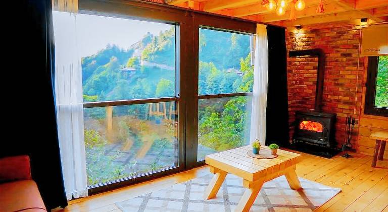 Chalet with hot tub, terrace & yard | Pets allowed — photo 3