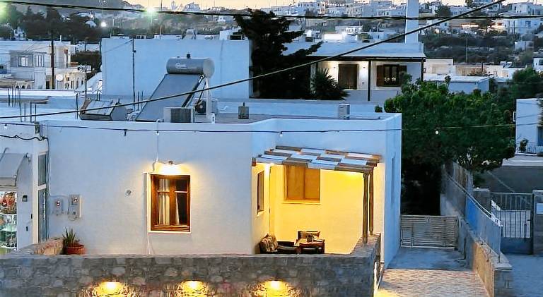 Apartment with terrace in Milos