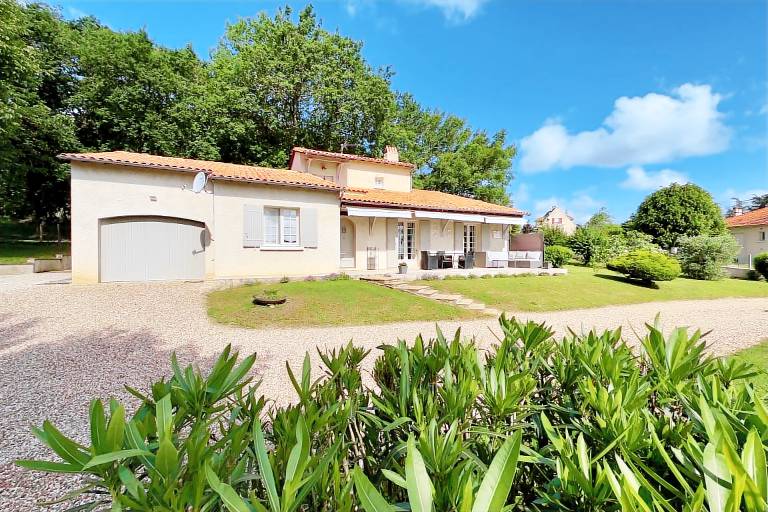 Villa with terrace, garden & private pool — photo 3