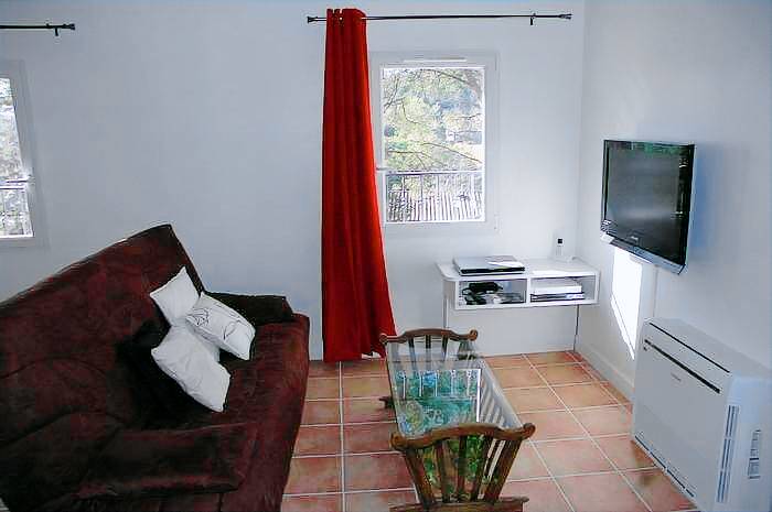 Fully equipped holiday apartment with private pool, yard & BBQ | Mountain view | Pet-friendly — photo 4