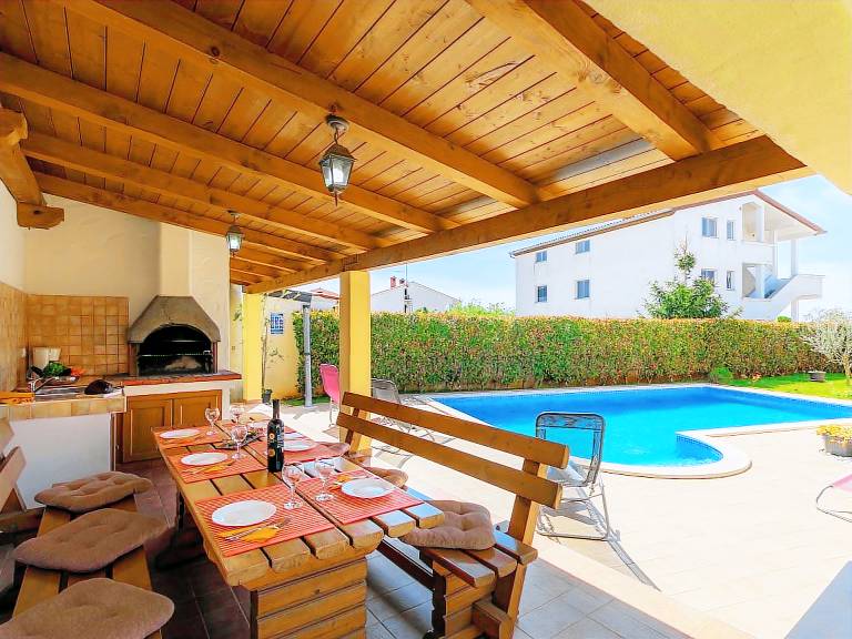 Fully equipped lovely house with barbecue, yard & private pool | Pets allowed — photo 4