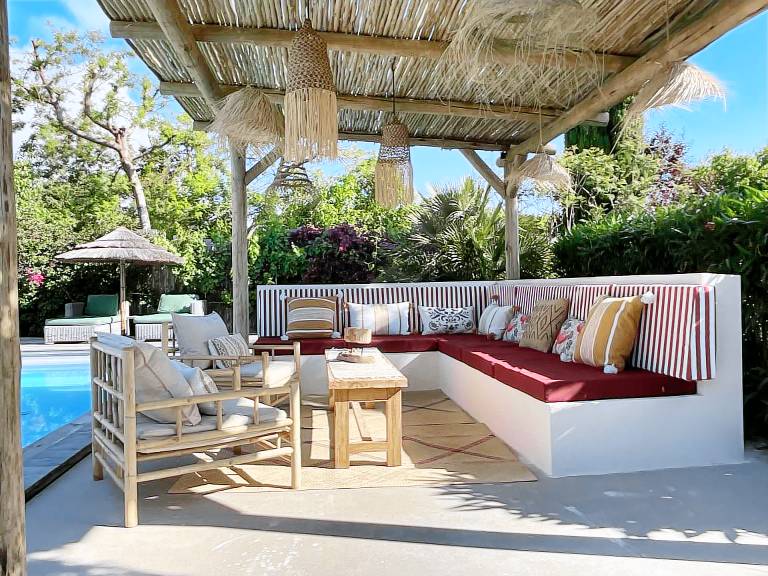 Family-oriented villa with yard, barbecue & patio | Pool view | Pet-friendly — photo 5
