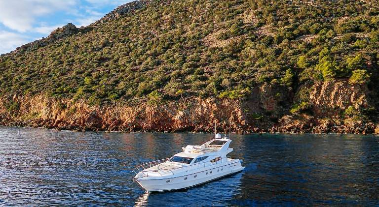 Boat with 2 rooms for 8 persons in Glyfada