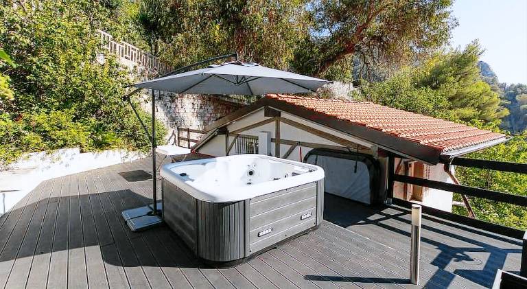 Stunning Seaview White Villa in Beuasoleil with Pool and Garden in Menton