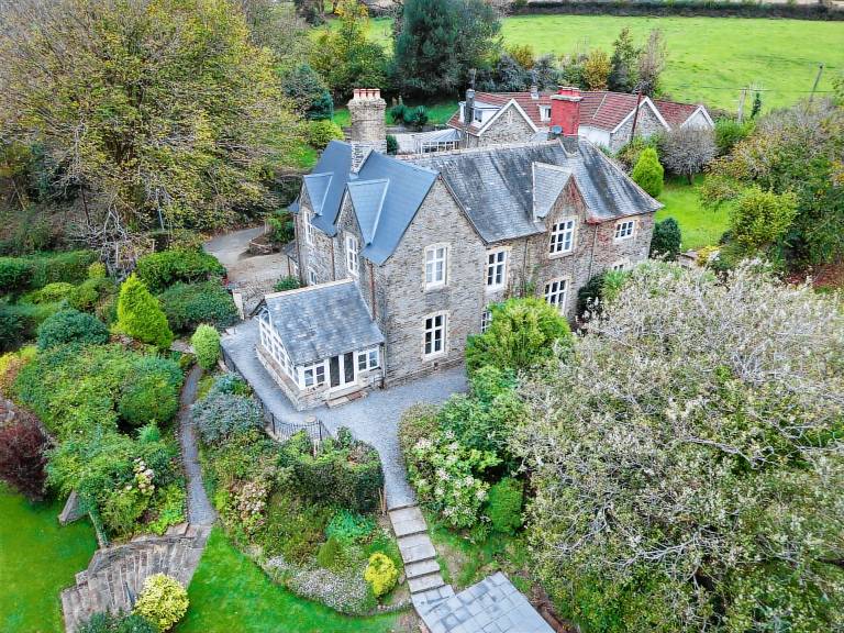Children-friendly charming house with BBQ, jacuzzi & yard | Mountain view | Pet-friendly in Carmarthen