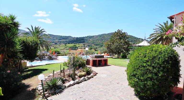 Serviced apartment with terrace, pool & BBQ — photo 4