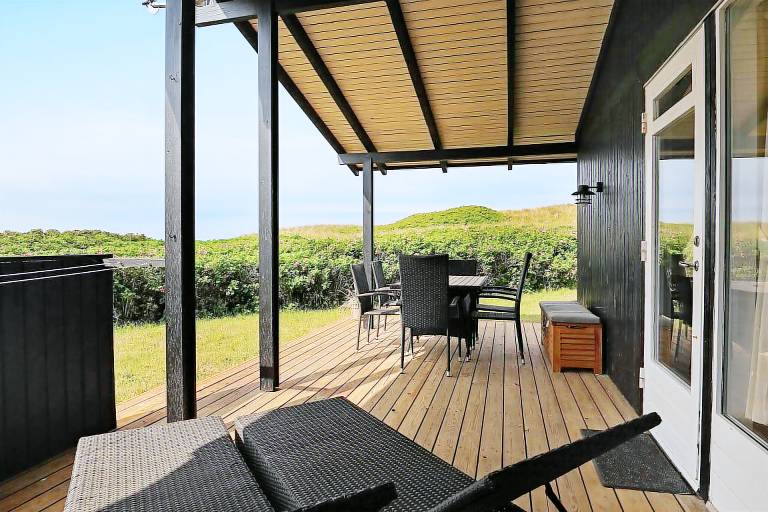 Fully equipped beautiful vacation home with patio & grill | Next to the beach | Dogs allowed — photo 3