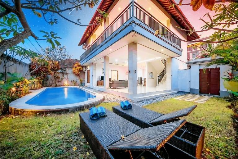 Villa with terrace, garden & private pool | Perfect for remote work in Kuta