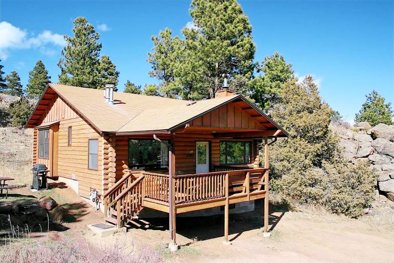 Cabin with terrace & private pool in Estes Park, CO