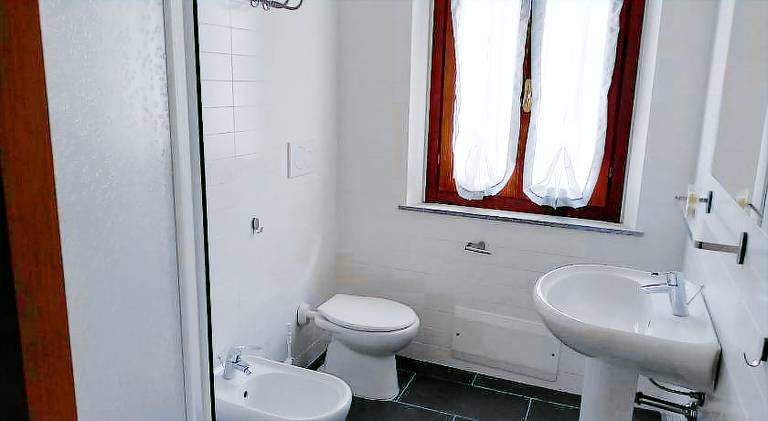 Pleasant serviced apartment with patio & yard | Pets allowed — photo 2