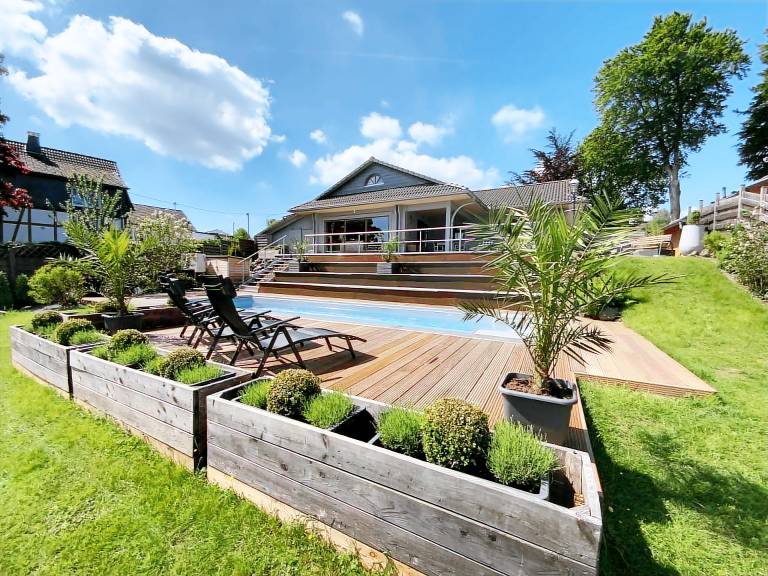 Vacation home with patio, pool & BBQ in Monschau