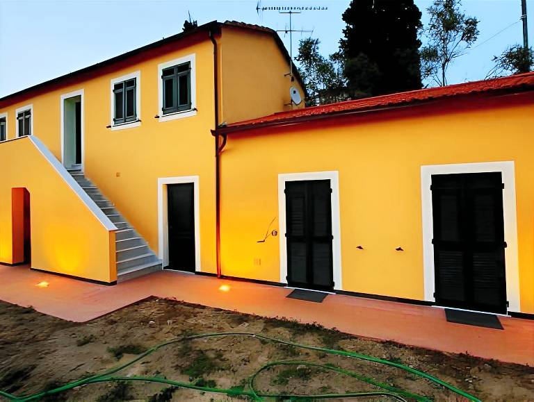 Holiday apartment with barbecue, yard & pool in Sarzana