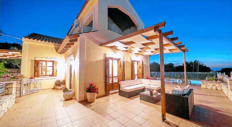 Villa with terrace, garden & barbecue — photo 2