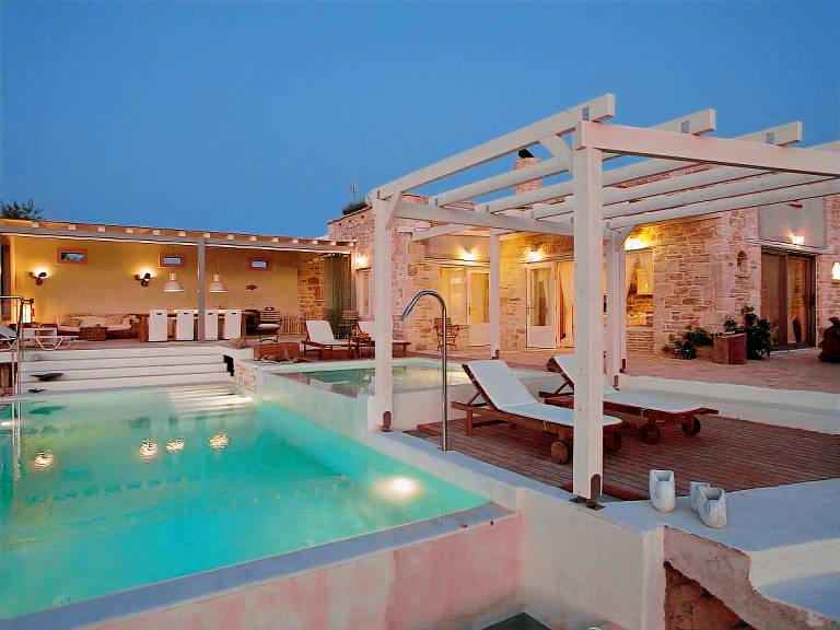 Villa with yard, grill & jacuzzi — photo 2