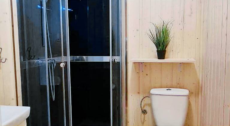 Lodge with patio, barbecue & garden — photo 2