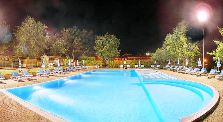 Serviced apartment with pool & yard — photo 3