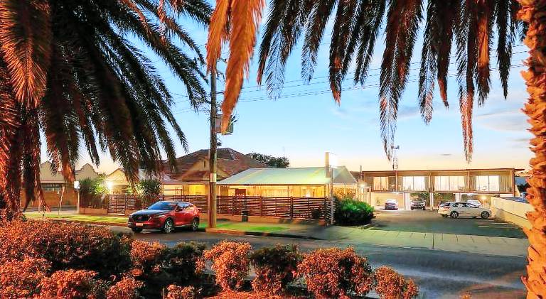 Motel  Parkes