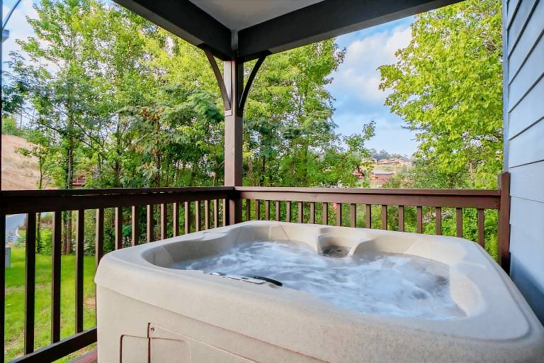 Family-oriented house with fast internet, BBQ & pool | Pets are welcome in Pigeon Forge, TN
