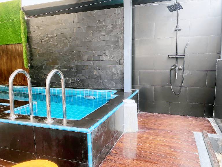 Villa with pool, hot tub & grill — photo 3