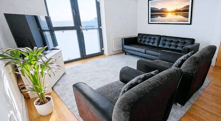 2-Min Walk to Belfast Centre - Bright Spacious with Views - Free Secure Parking — photo 3