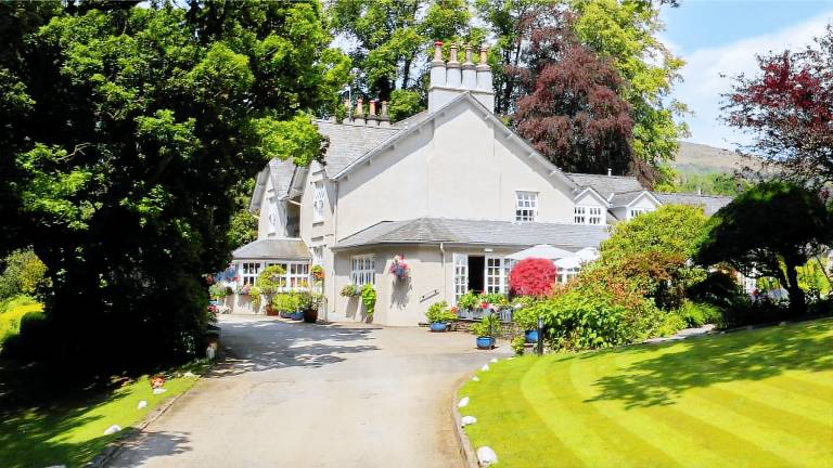 Serviced apartment with garden & patio | Suitable for remote work in Ambleside