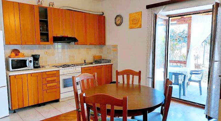 Rental apartment with BBQ, yard & patio | Dogs allowed — photo 3