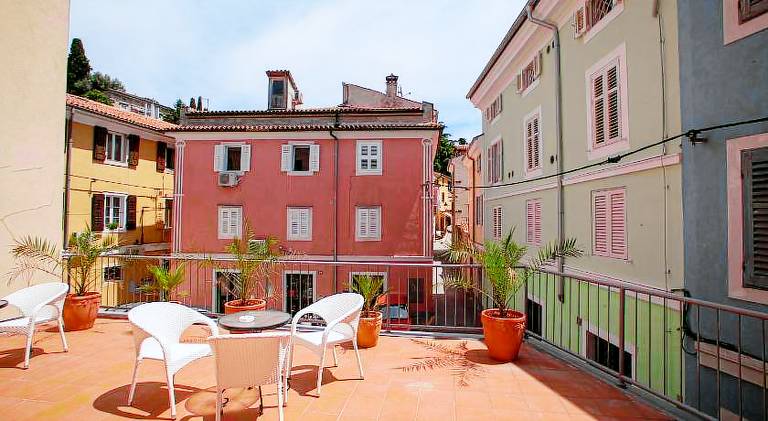 Holiday apartment with patio — photo 3