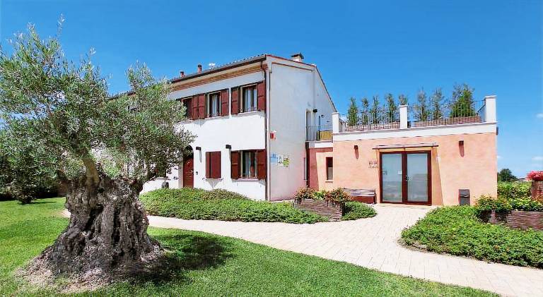 Farm with hot tub, terrace & yard in Ferrara