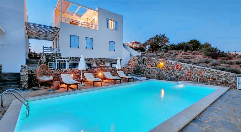 House with pool, yard & patio in Syros