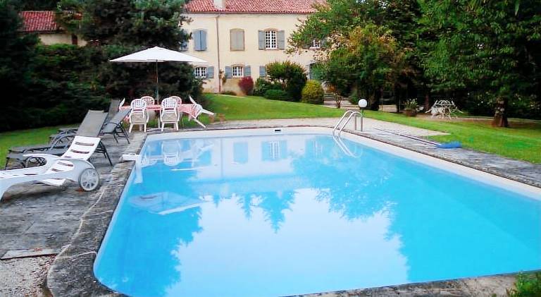 Villa with yard, private pool & terrace | Good for workation in Tarbes