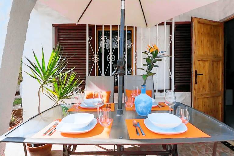 Vacation Home 'Bungalow Ubicación Ideal' with Shared Pool, Shared Terrace and Wi-Fi — photo 5