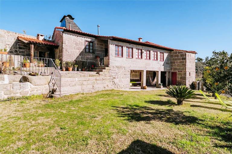 House with fast internet, patio & BBQ | Garden view | Perfect for remote work | Pets allowed in Braga