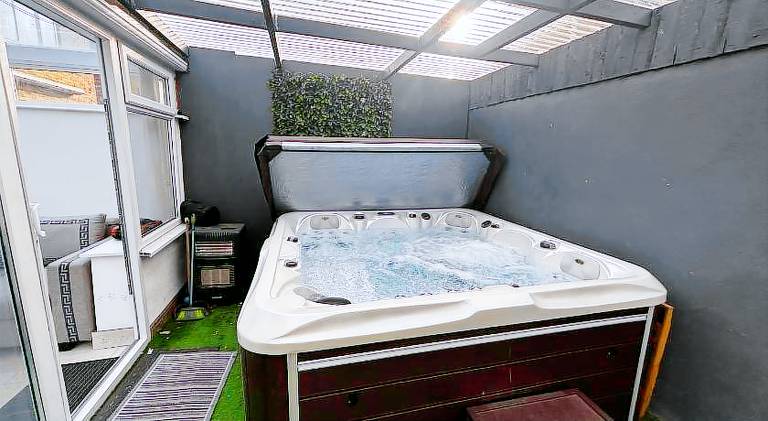 Apartment with jacuzzi in Cardiff