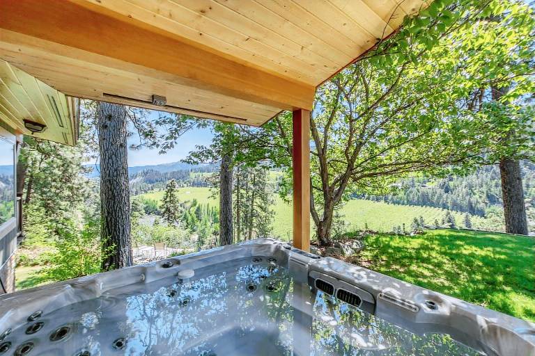 House with barbecue & hot tub — photo 2