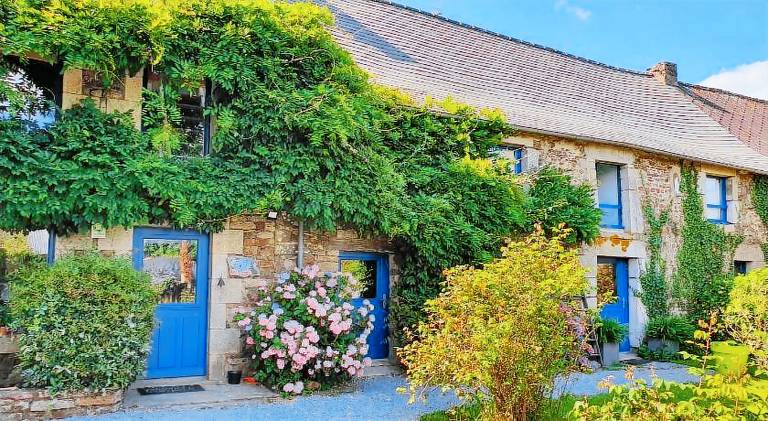 Vacation home with 3 rooms for 10 persons in Pontivy