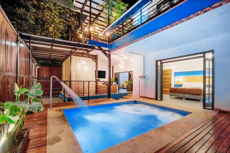 Casa Madera Parque Lleras with private Jacuzzi