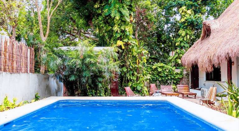 Child-friendly serviced apartment with yard & pool | Pet-friendly — photo 2