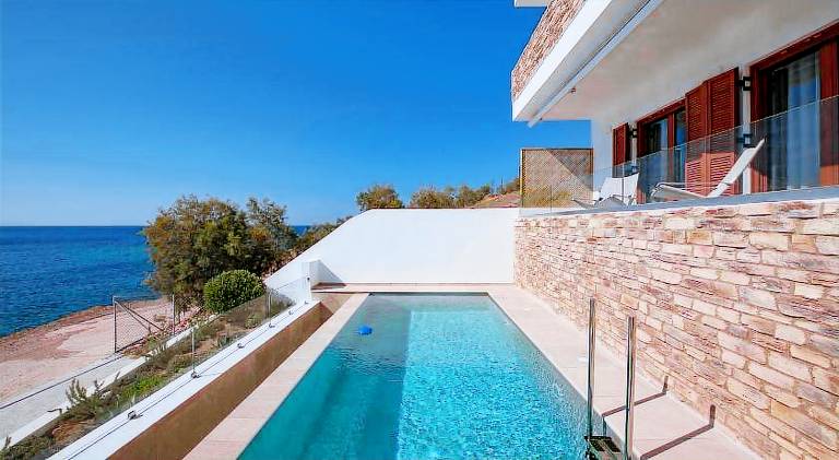 House with pool — photo 4