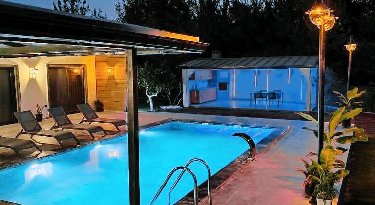 Villa with BBQ & private pool — photo 3
