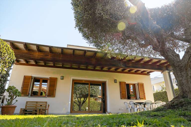 Villa with garden — photo 2