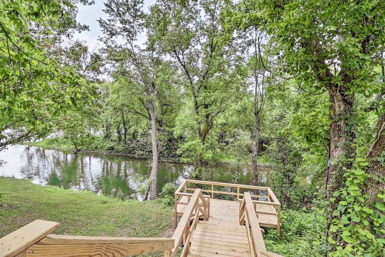 Mountain Home Cottage w/ Deck on White River! — photo 2