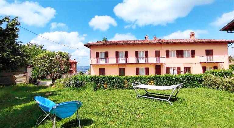 Apartment with yard in La Morra