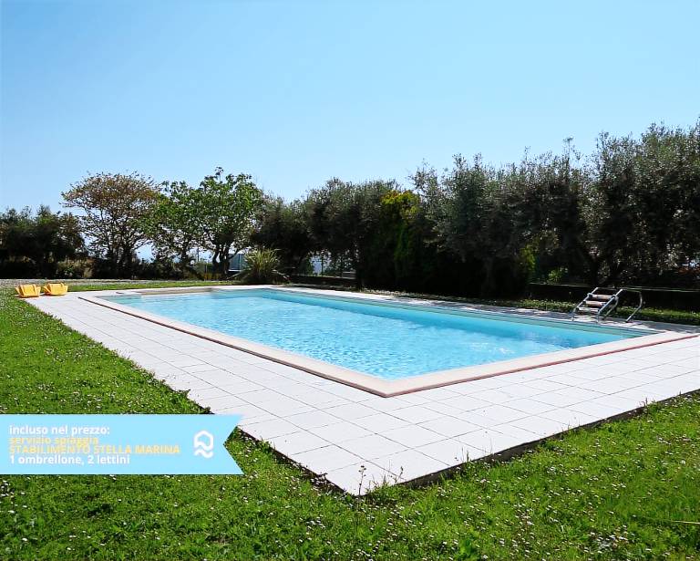 Holiday apartment with terrace, pool & yard — photo 5