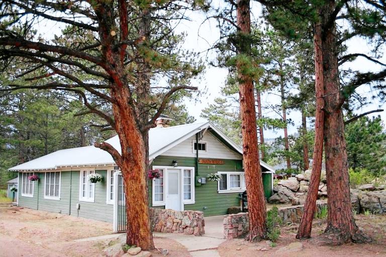 Cabin with private pool & terrace in Estes Park, CO